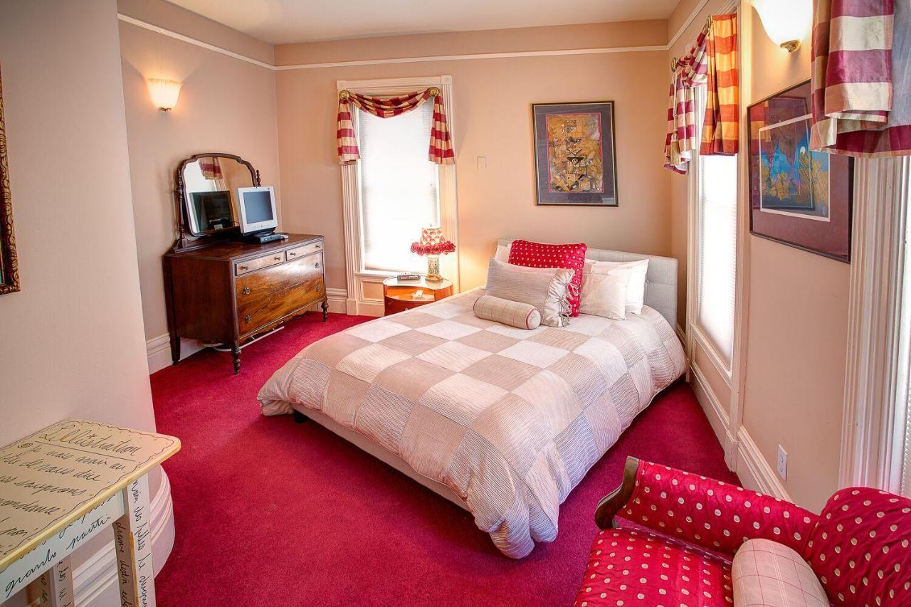 M&M Victorian Bed And Breakfast Marinette Exterior photo