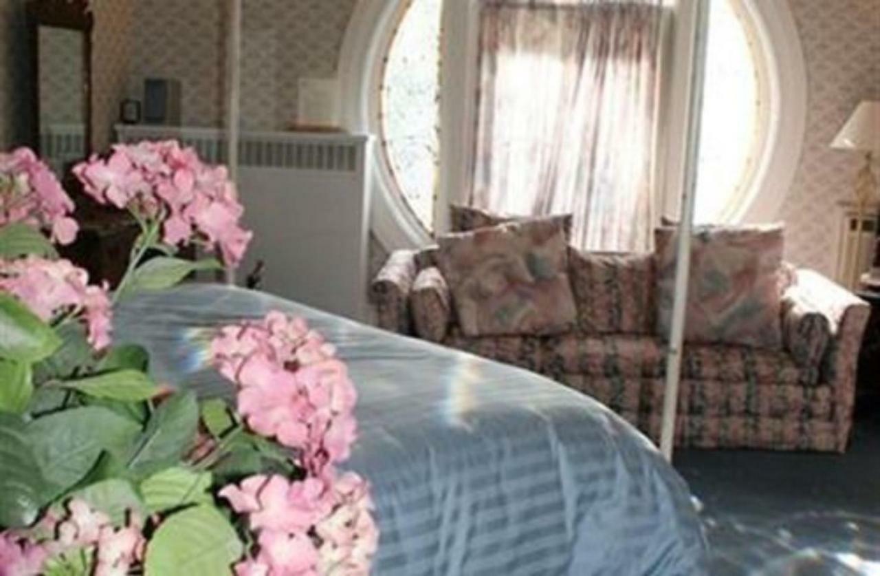 M&M Victorian Bed And Breakfast Marinette Exterior photo